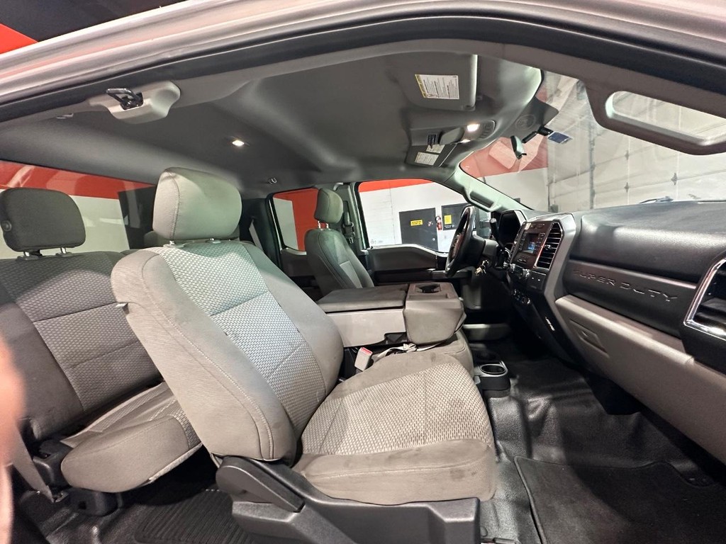 Ford Super Duty F-350 DRW Vehicle Full-screen Gallery Image 24