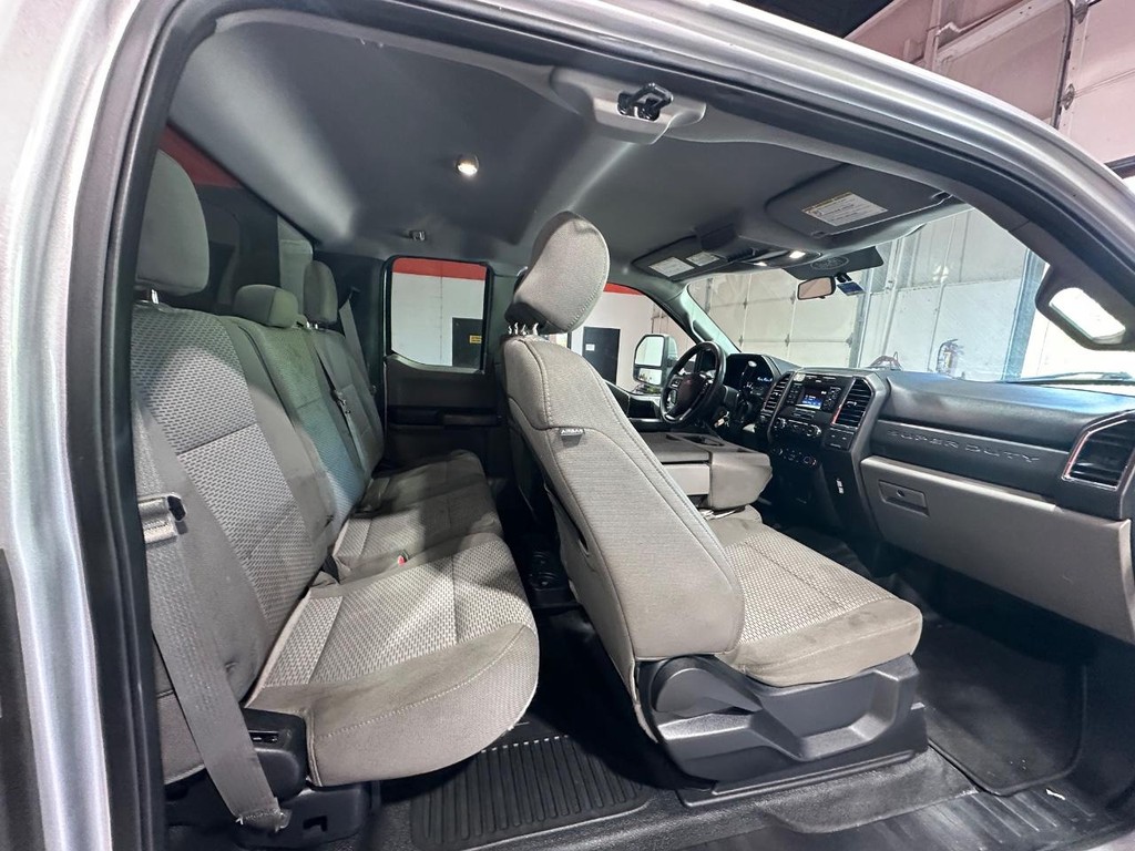 Ford Super Duty F-350 DRW Vehicle Full-screen Gallery Image 25