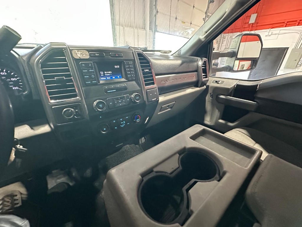 Ford Super Duty F-350 DRW Vehicle Full-screen Gallery Image 31