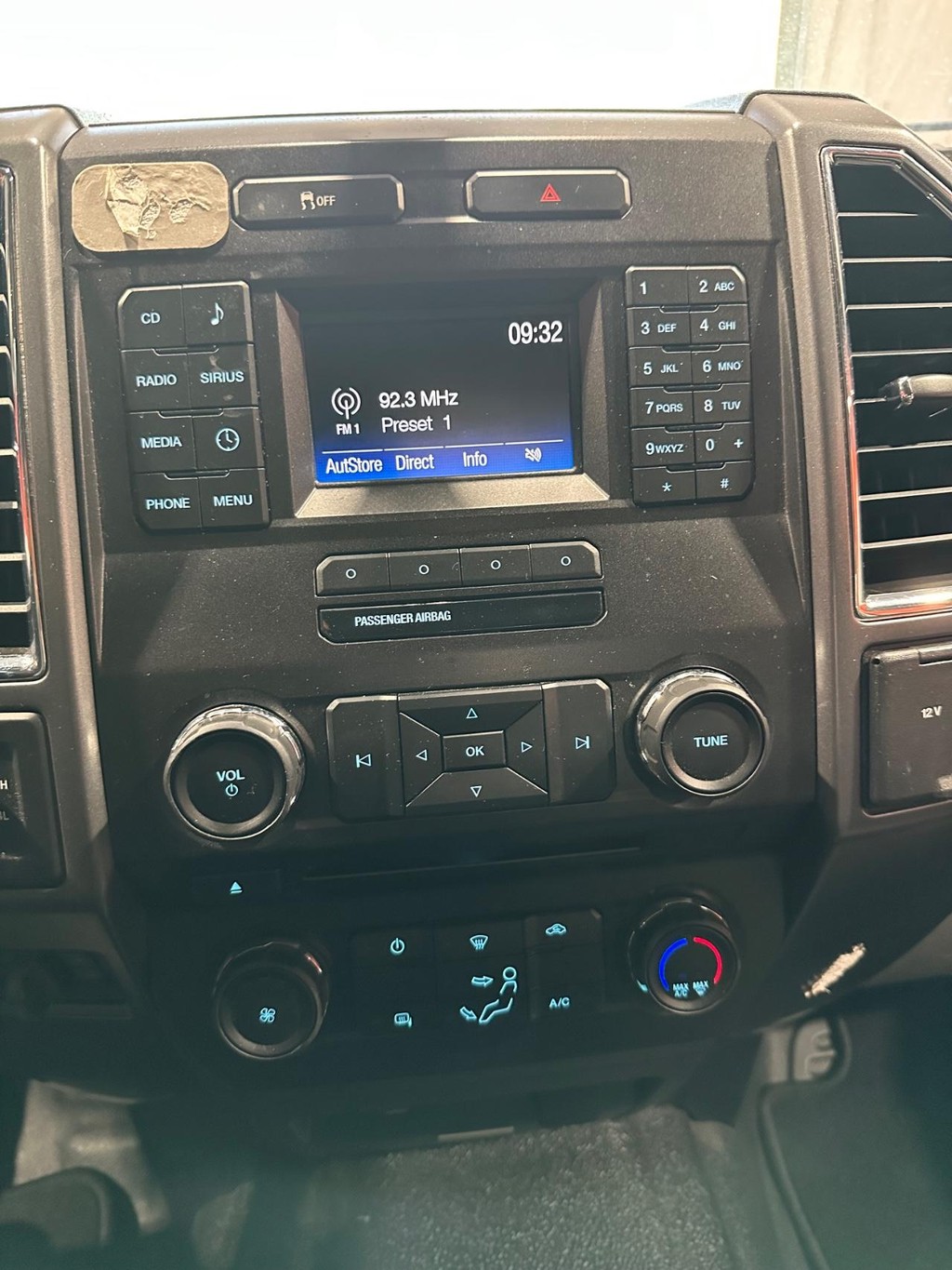 Ford Super Duty F-350 DRW Vehicle Full-screen Gallery Image 32