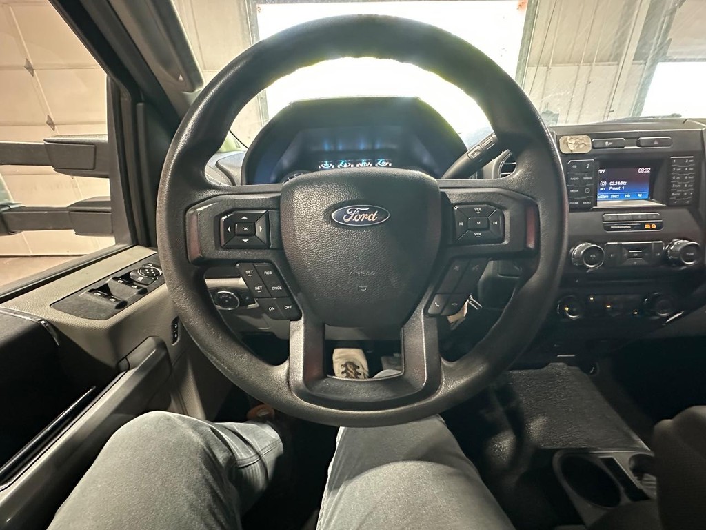 Ford Super Duty F-350 DRW Vehicle Full-screen Gallery Image 33