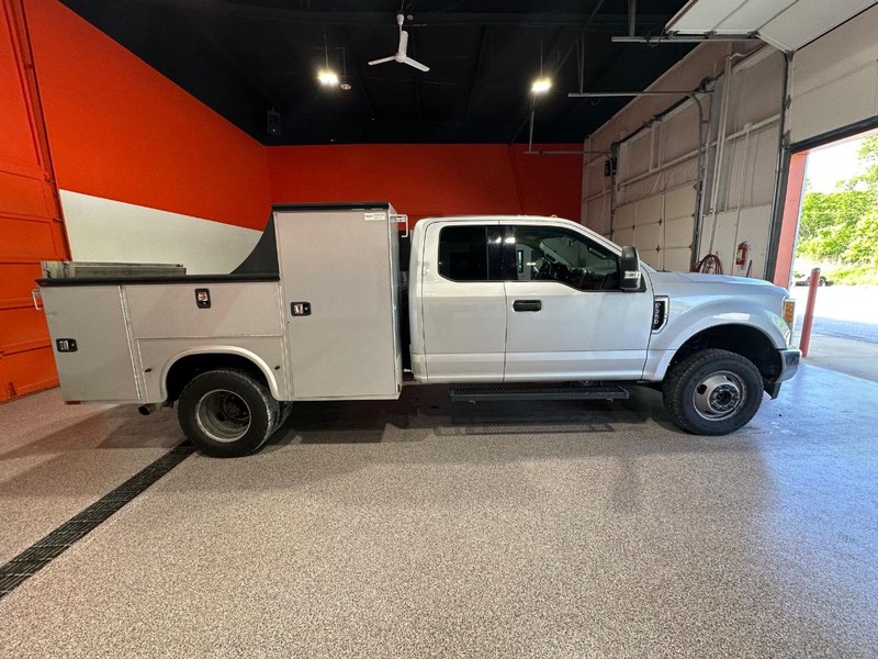 2017 Ford F-350 XLT photo 2