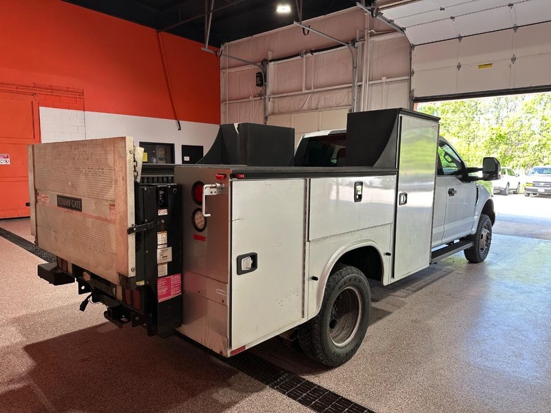 2017 Ford F-350 XLT photo 3