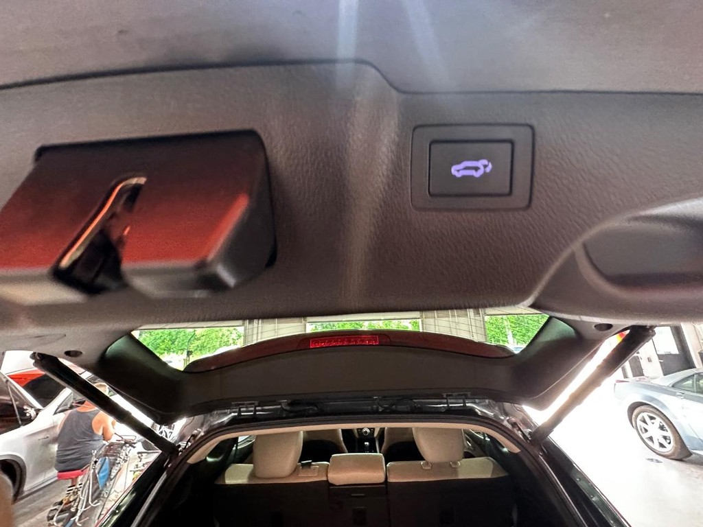 Hyundai Santa Fe Sport Vehicle Full-screen Gallery Image 14