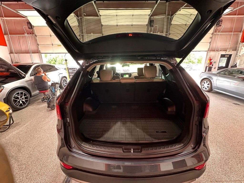 Hyundai Santa Fe Sport Vehicle Full-screen Gallery Image 15