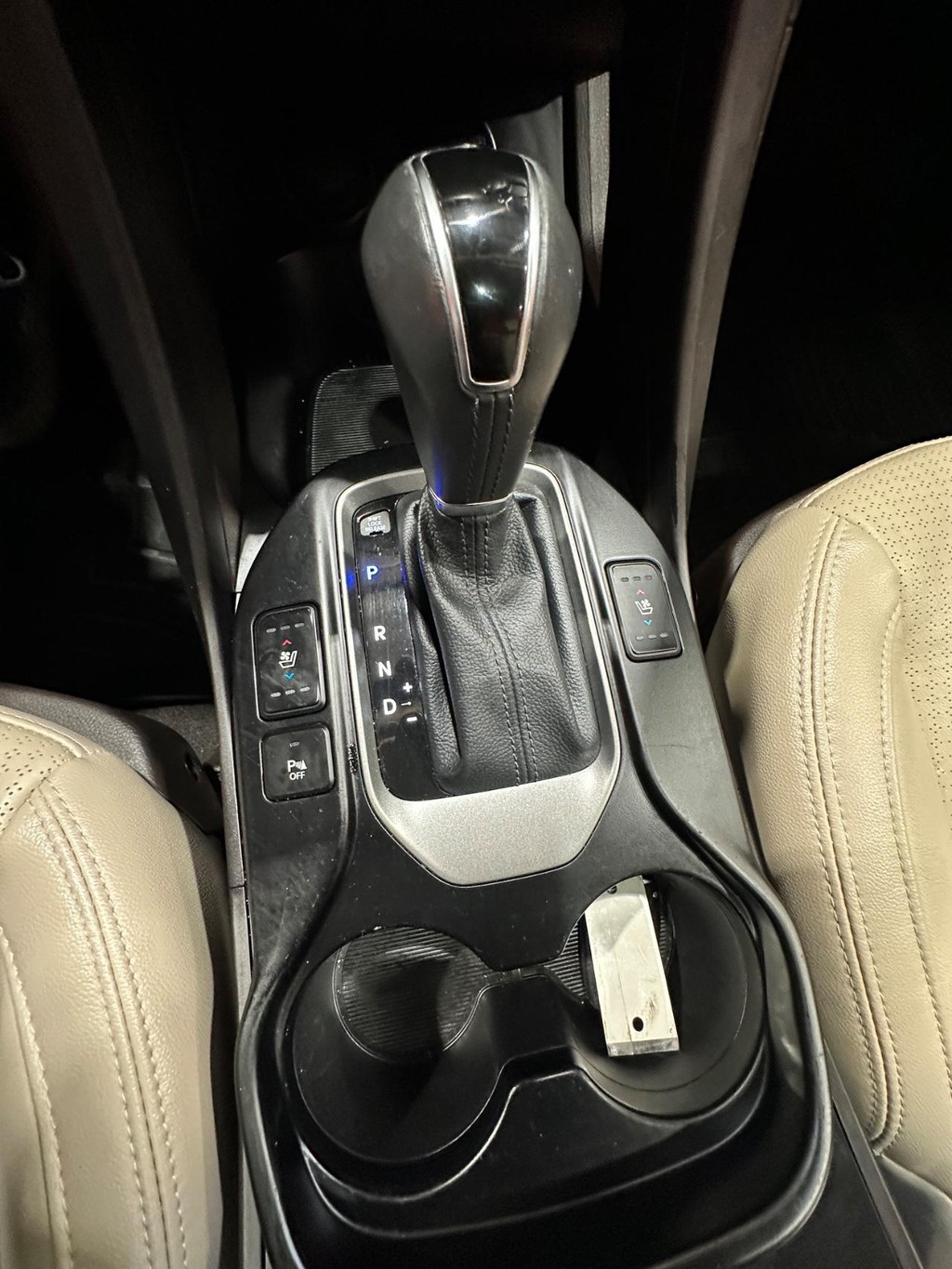 Hyundai Santa Fe Sport Vehicle Full-screen Gallery Image 21