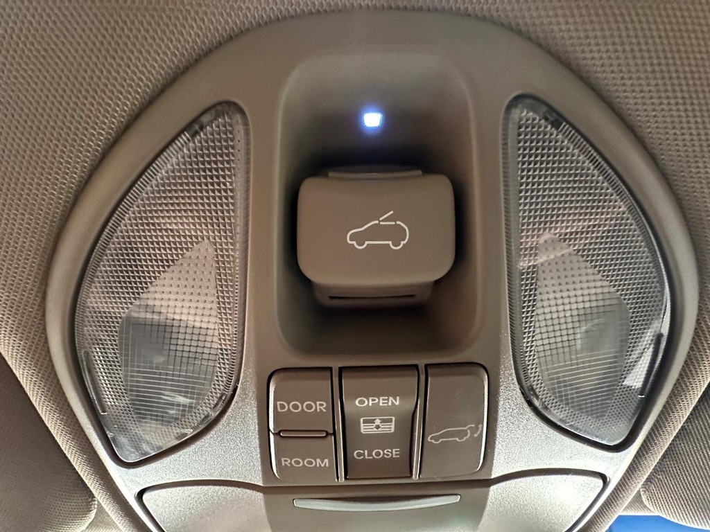 Hyundai Santa Fe Sport Vehicle Full-screen Gallery Image 23