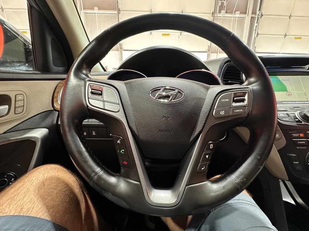 Hyundai Santa Fe Sport Vehicle Full-screen Gallery Image 24