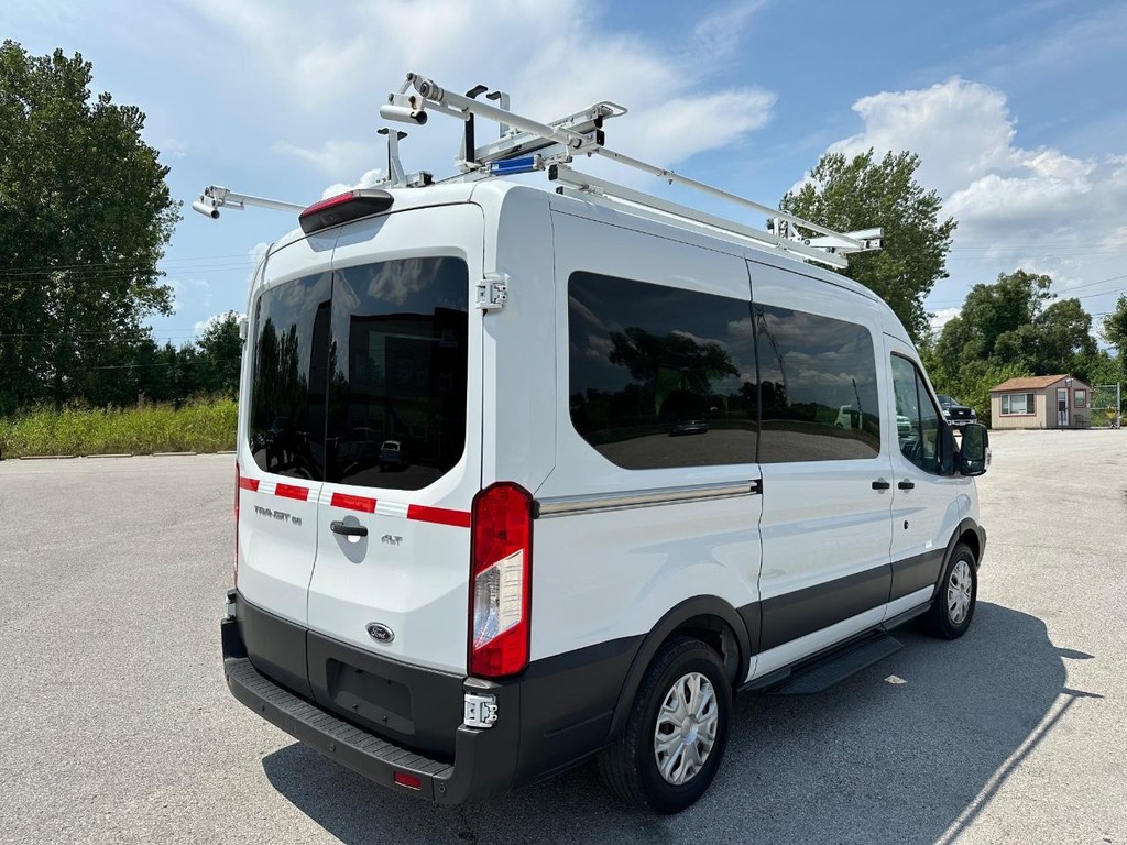 Ford Transit-150 Vehicle Full-screen Gallery Image 3