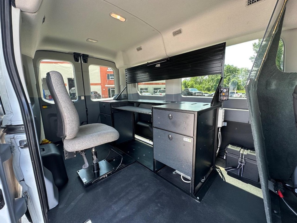 Ford Transit-150 Vehicle Full-screen Gallery Image 11