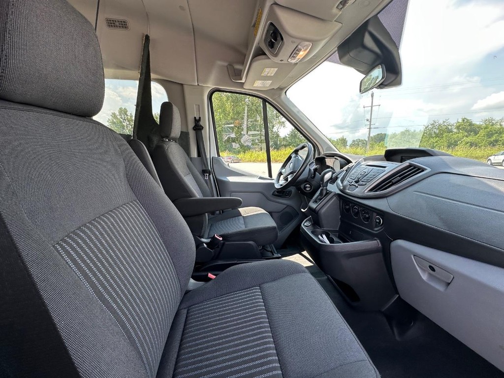 Ford Transit-150 Vehicle Full-screen Gallery Image 12