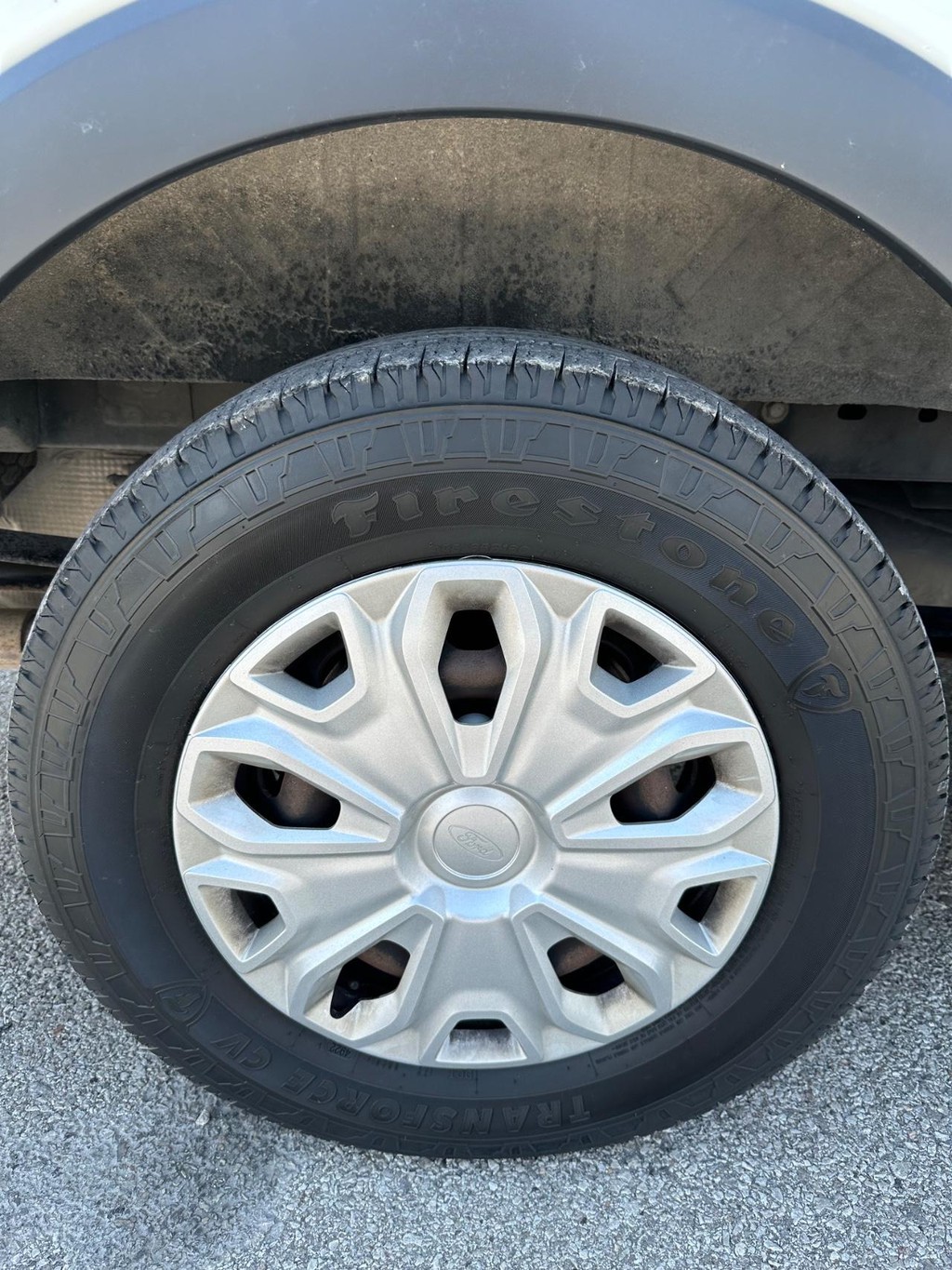 Ford Transit-150 Vehicle Full-screen Gallery Image 14