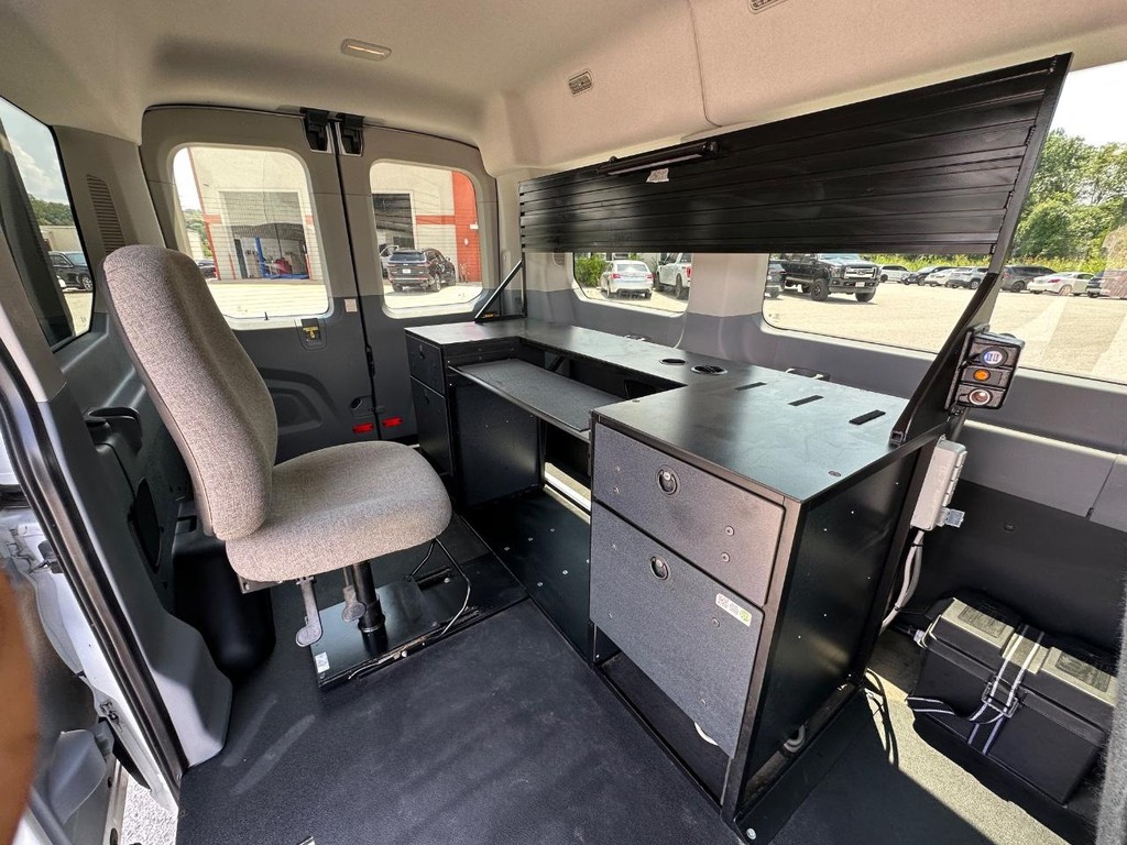 Ford Transit-150 Vehicle Full-screen Gallery Image 15