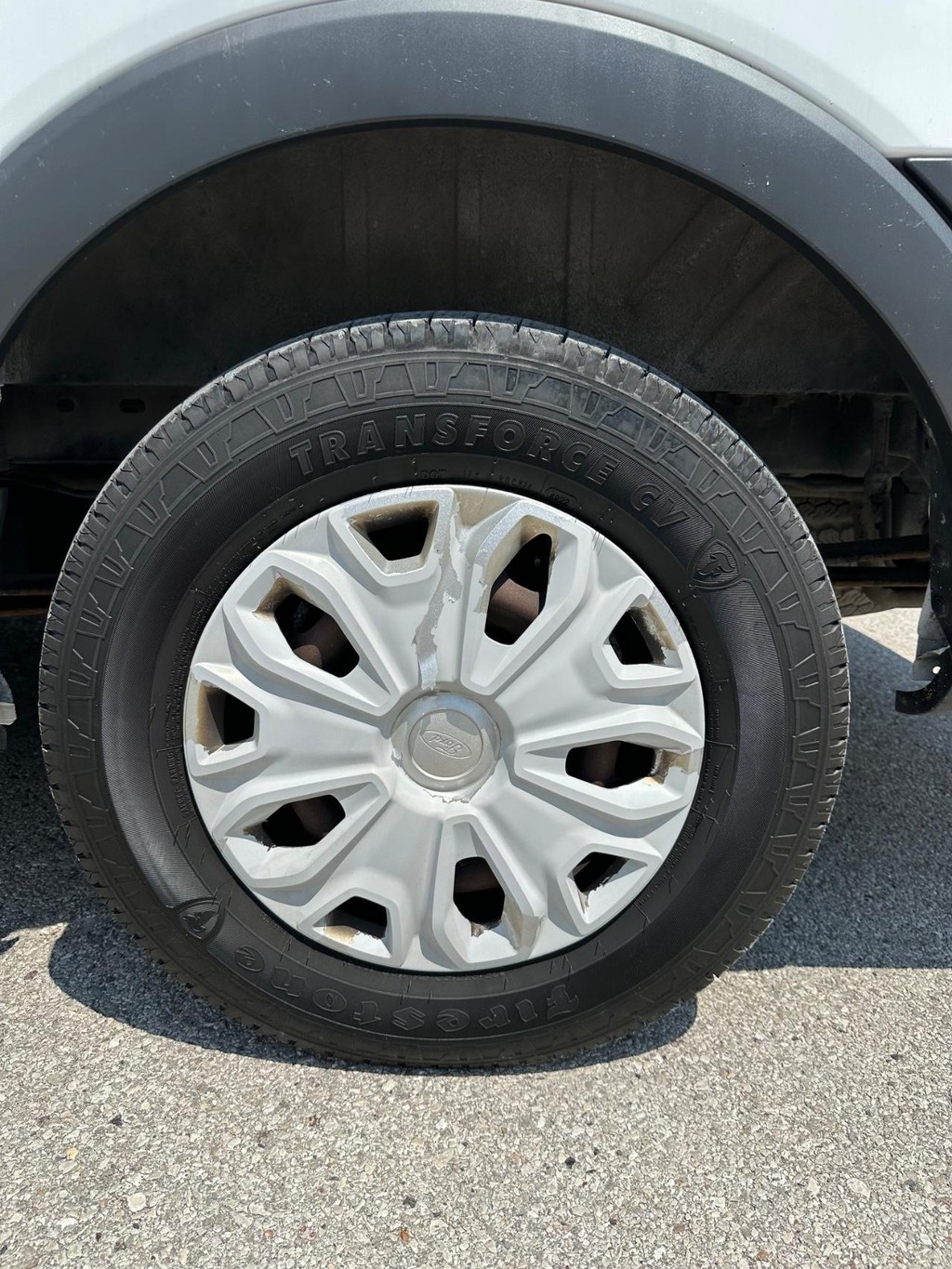 Ford Transit-150 Vehicle Full-screen Gallery Image 21