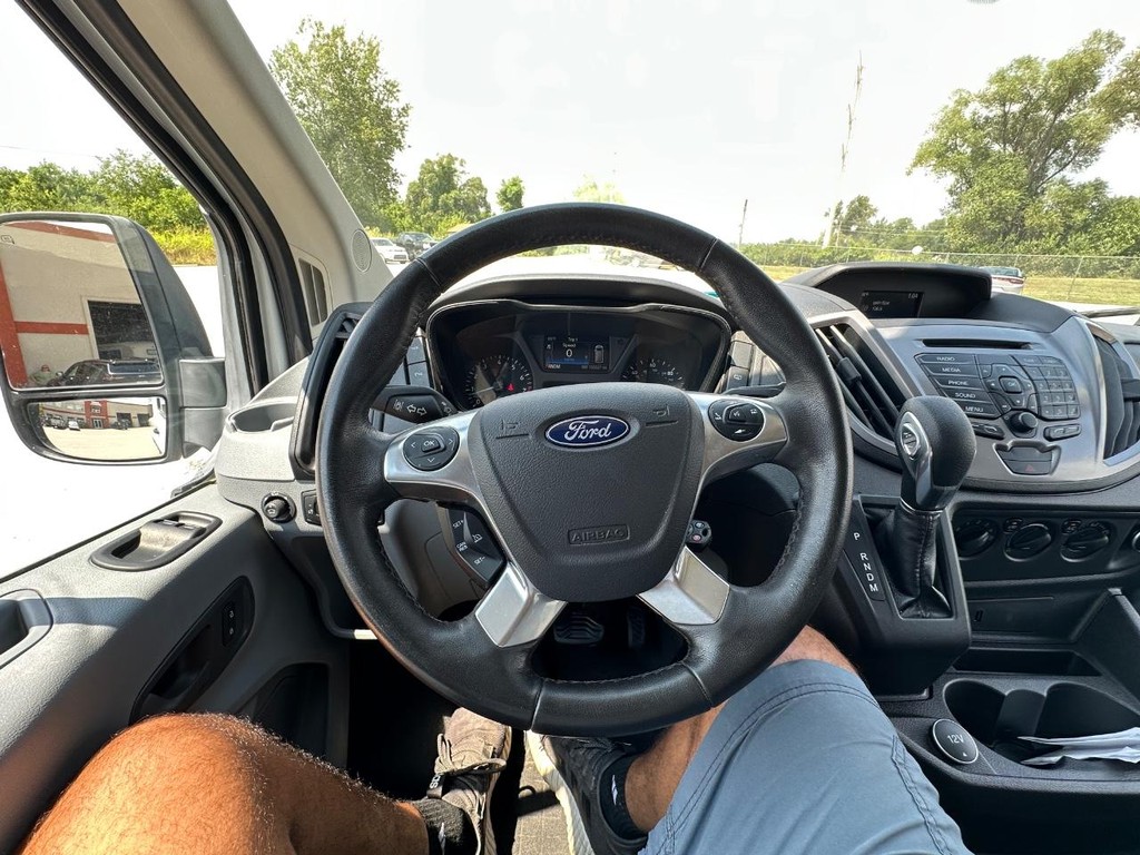 Ford Transit-150 Vehicle Full-screen Gallery Image 22