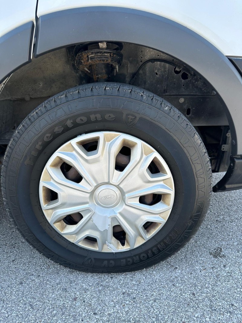 Ford Transit-150 Vehicle Full-screen Gallery Image 8