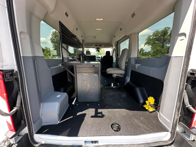Ford Transit-150 Vehicle Full-screen Gallery Image 17