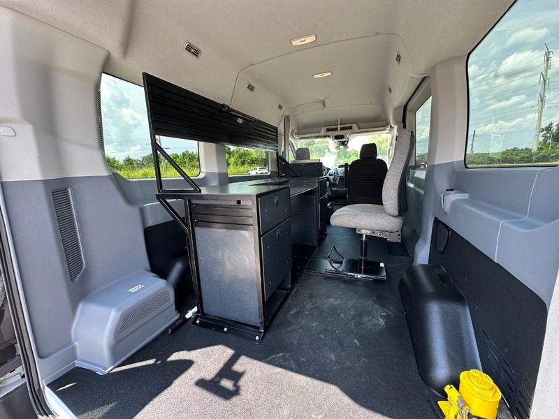 Ford Transit-150 Vehicle Full-screen Gallery Image 18