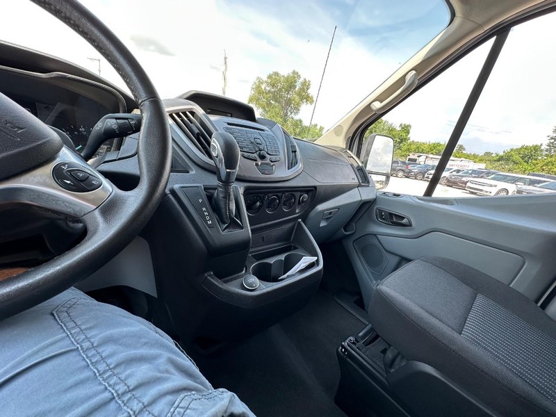 Ford Transit-150 Vehicle Full-screen Gallery Image 19