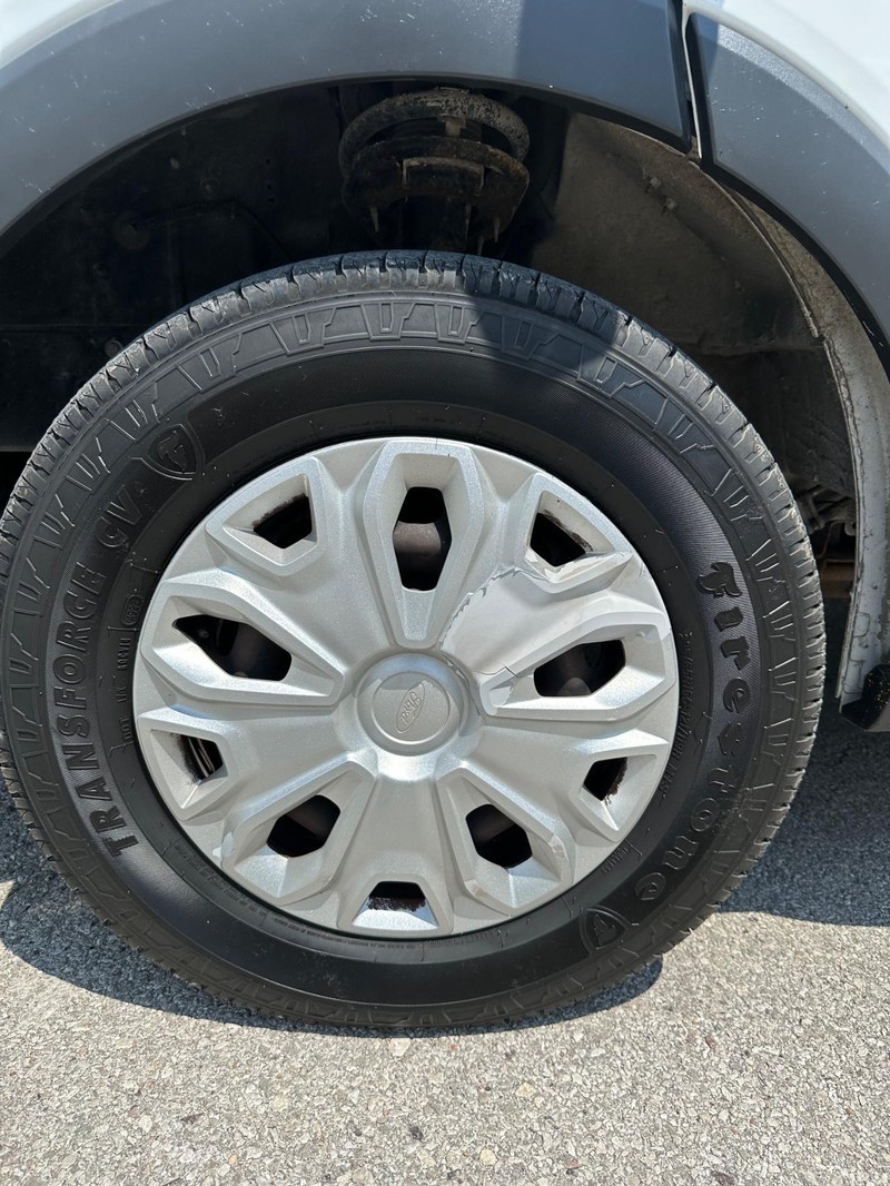 Ford Transit-150 Vehicle Full-screen Gallery Image 20