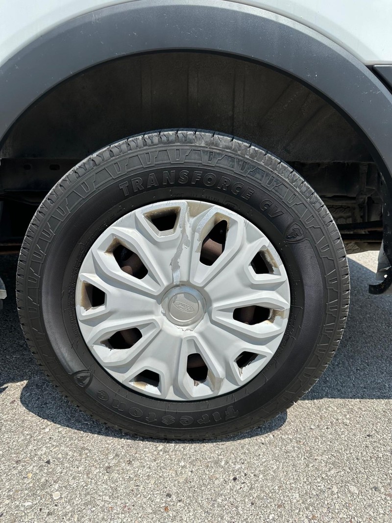 Ford Transit-150 Vehicle Full-screen Gallery Image 21