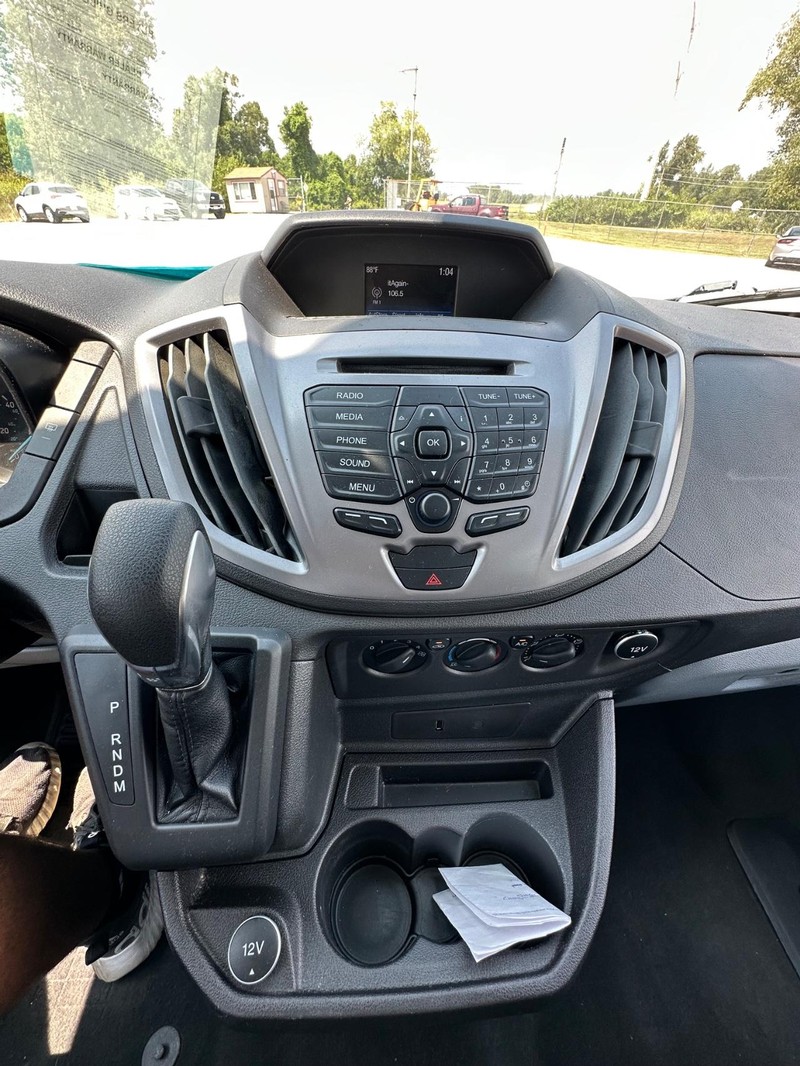 Ford Transit-150 Vehicle Full-screen Gallery Image 24