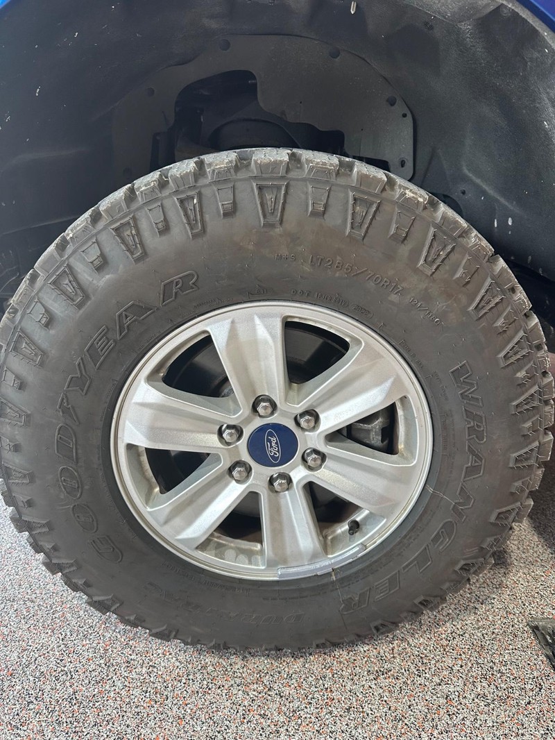 Ford F-150 Vehicle Full-screen Gallery Image 7