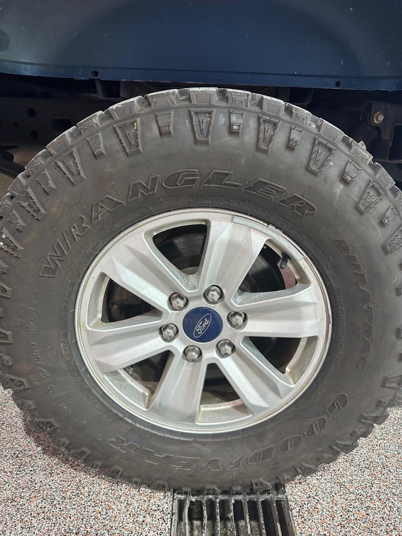 Ford F-150 Vehicle Full-screen Gallery Image 13