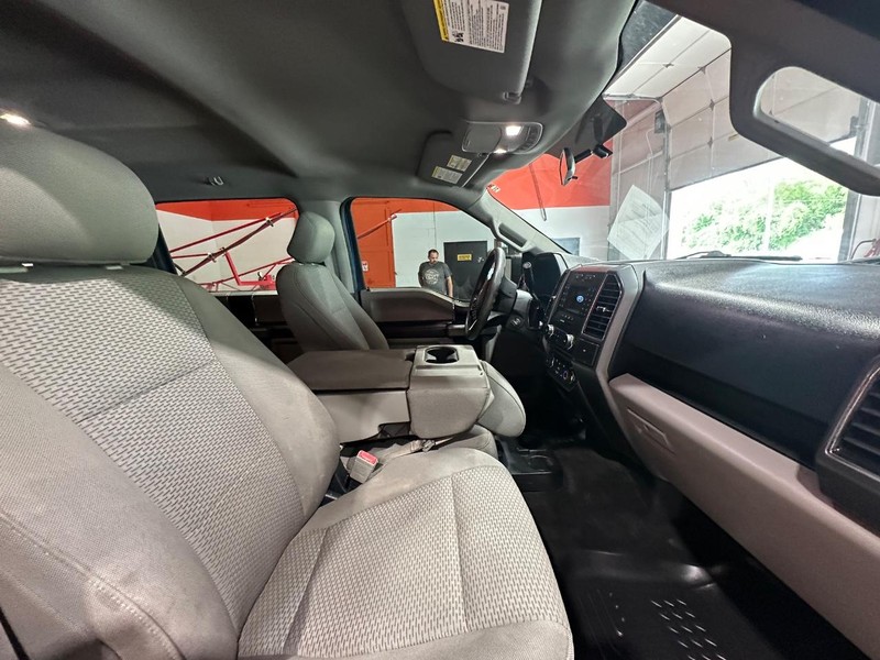 Ford F-150 Vehicle Full-screen Gallery Image 16