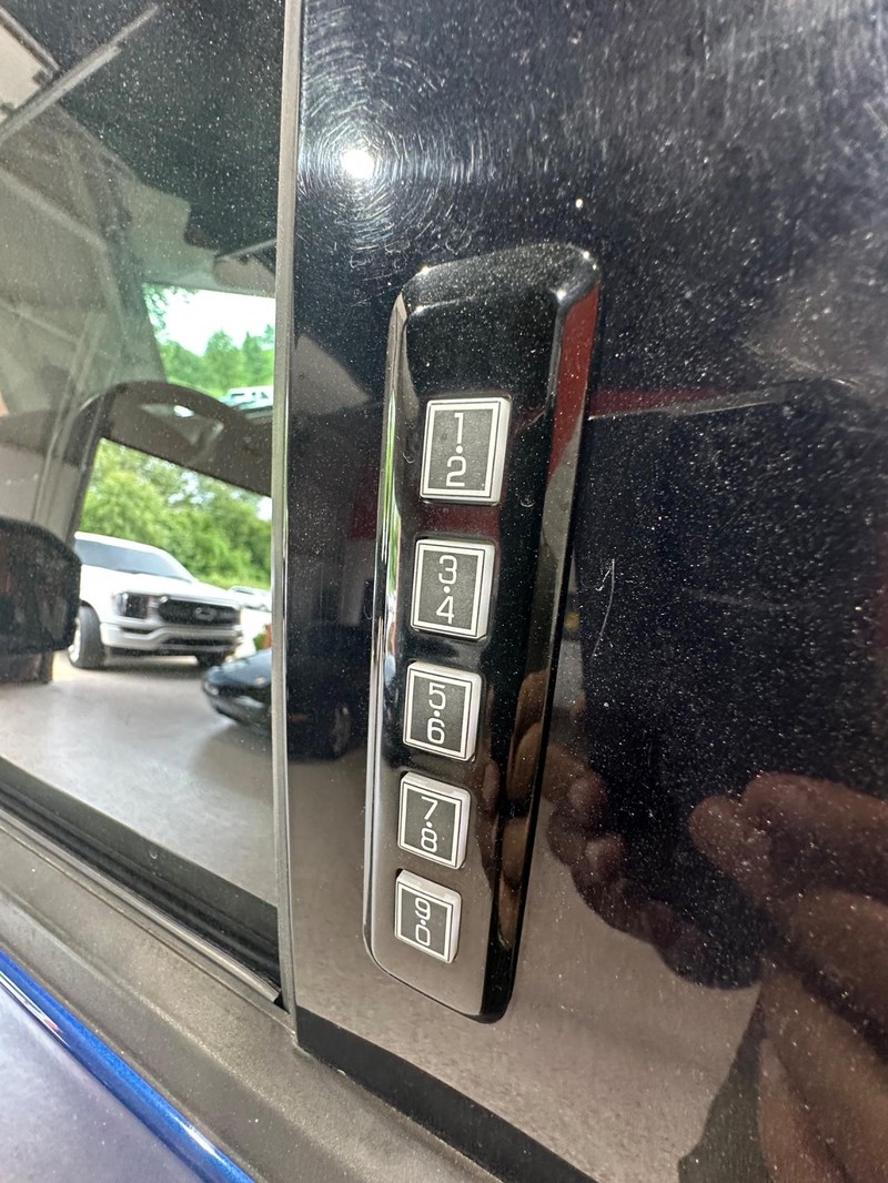 Ford F-150 Vehicle Full-screen Gallery Image 20