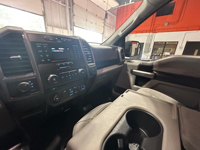 Ford F-150 Vehicle Full-screen Gallery Image 23