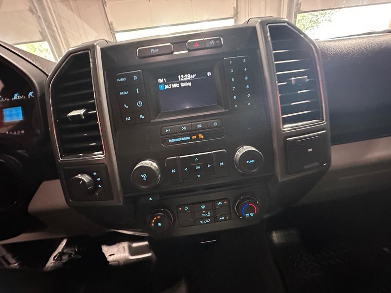 Ford F-150 Vehicle Full-screen Gallery Image 24