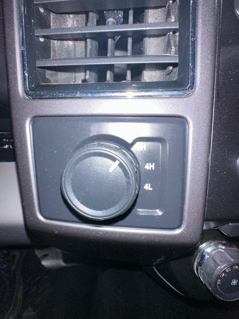 Ford F-150 Vehicle Full-screen Gallery Image 25