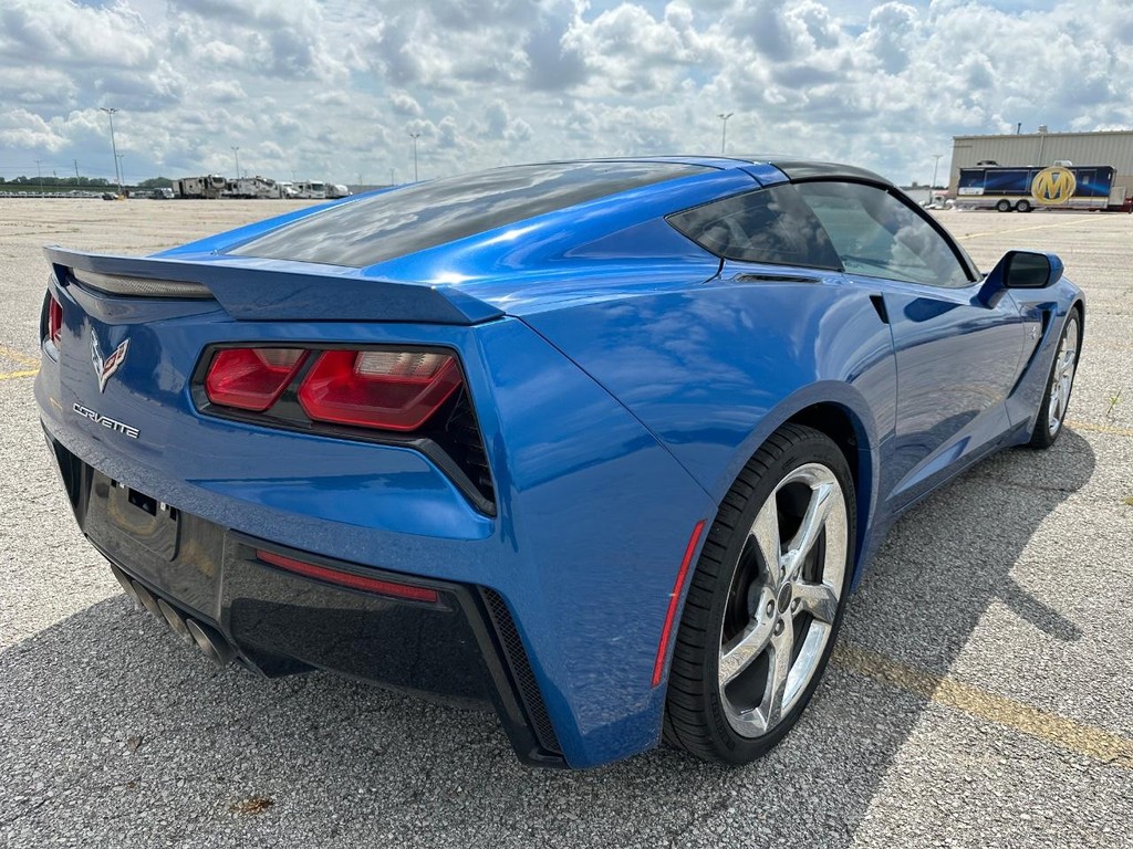 Chevrolet Corvette Stingray Vehicle Full-screen Gallery Image 3
