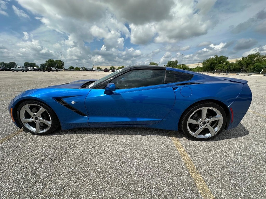 Chevrolet Corvette Stingray Vehicle Full-screen Gallery Image 4