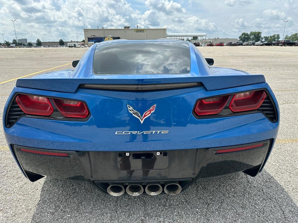 Chevrolet Corvette Stingray Vehicle Full-screen Gallery Image 6