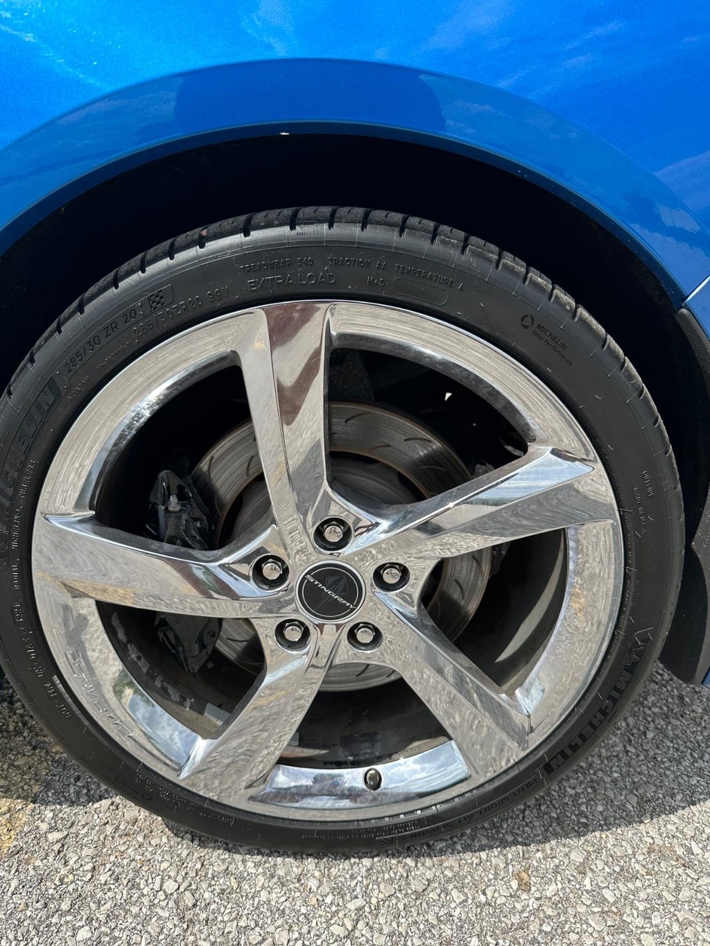 Chevrolet Corvette Stingray Vehicle Full-screen Gallery Image 7