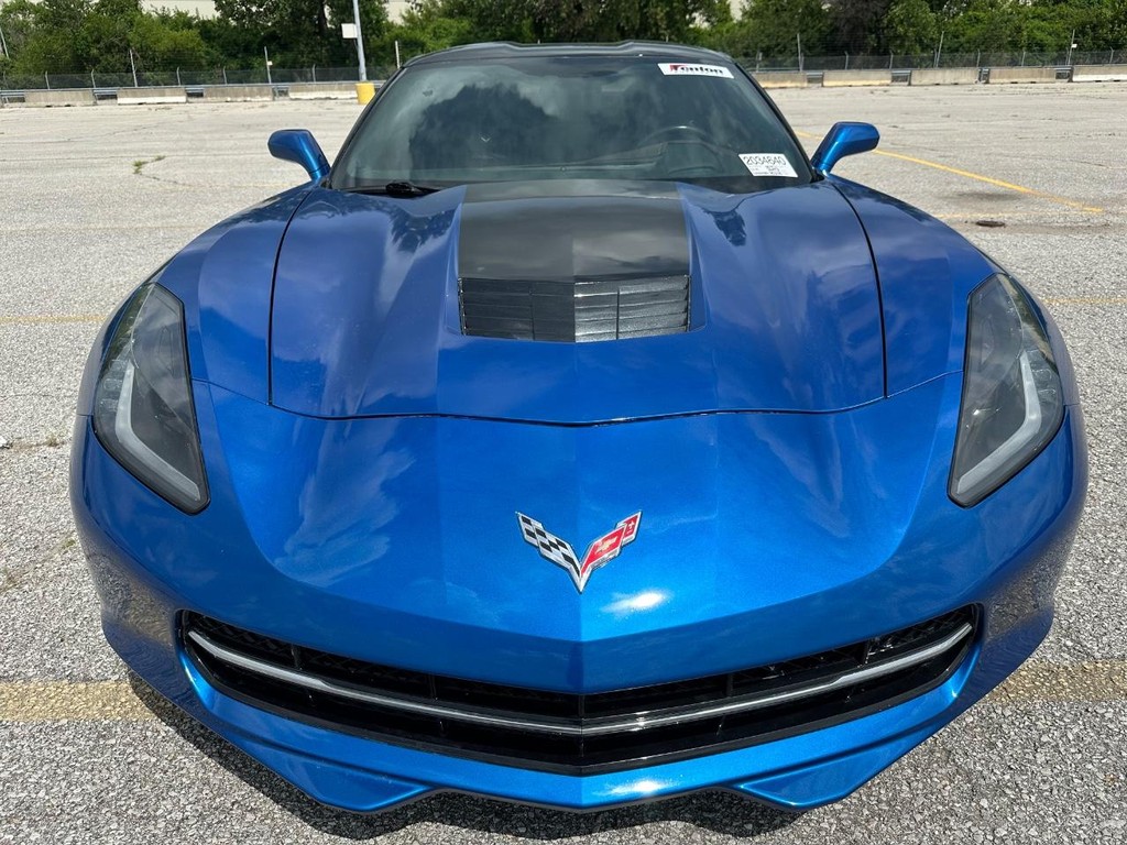Chevrolet Corvette Stingray Vehicle Full-screen Gallery Image 8