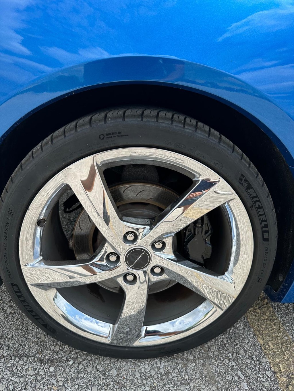 Chevrolet Corvette Stingray Vehicle Full-screen Gallery Image 10