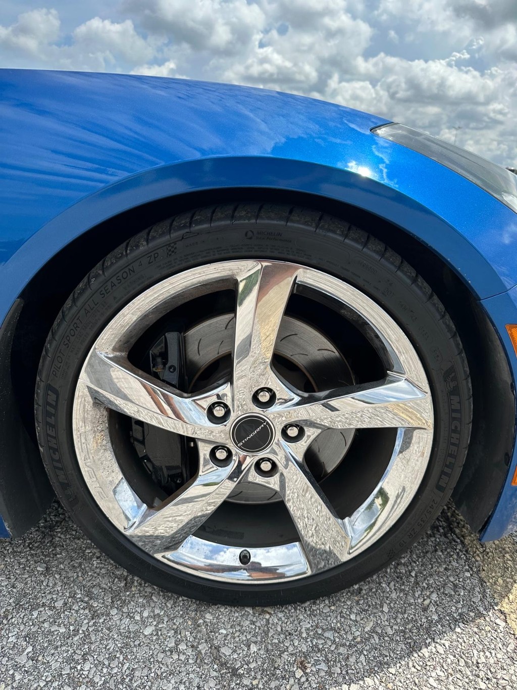 Chevrolet Corvette Stingray Vehicle Full-screen Gallery Image 11