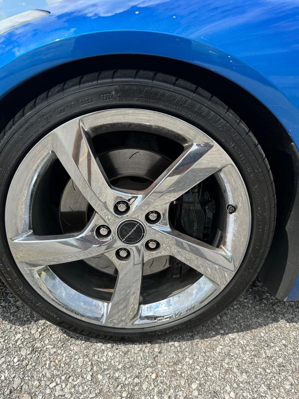 Chevrolet Corvette Stingray Vehicle Full-screen Gallery Image 12