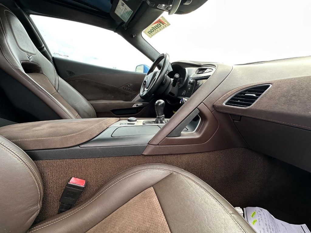 Chevrolet Corvette Stingray Vehicle Full-screen Gallery Image 13