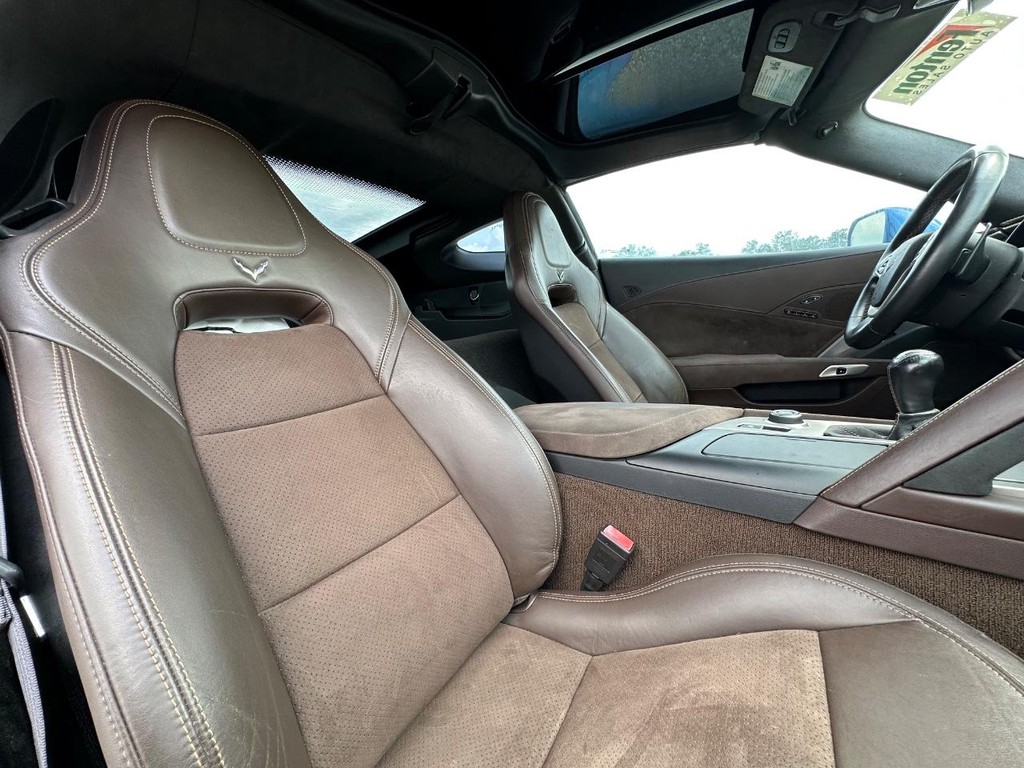 Chevrolet Corvette Stingray Vehicle Full-screen Gallery Image 14