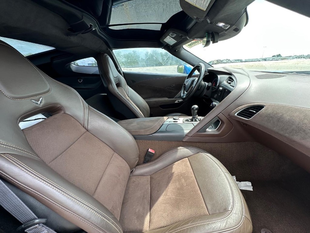 Chevrolet Corvette Stingray Vehicle Full-screen Gallery Image 15