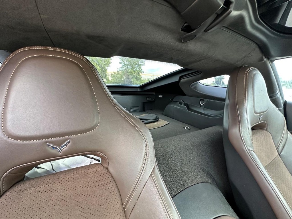 Chevrolet Corvette Stingray Vehicle Full-screen Gallery Image 18