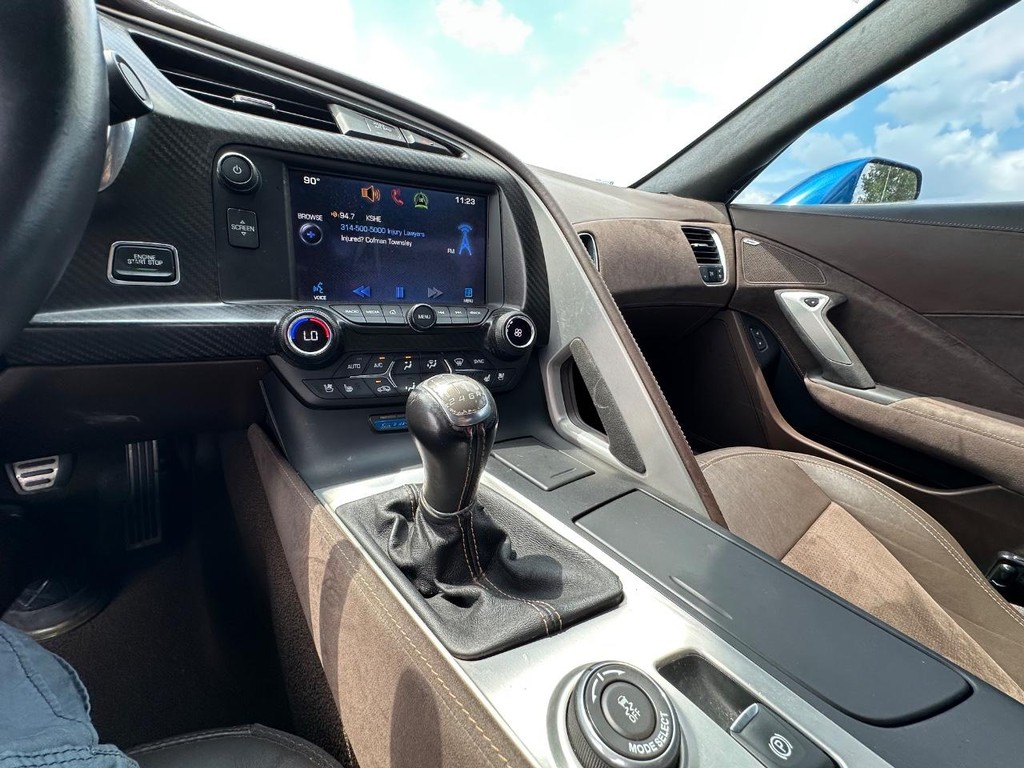 Chevrolet Corvette Stingray Vehicle Full-screen Gallery Image 19