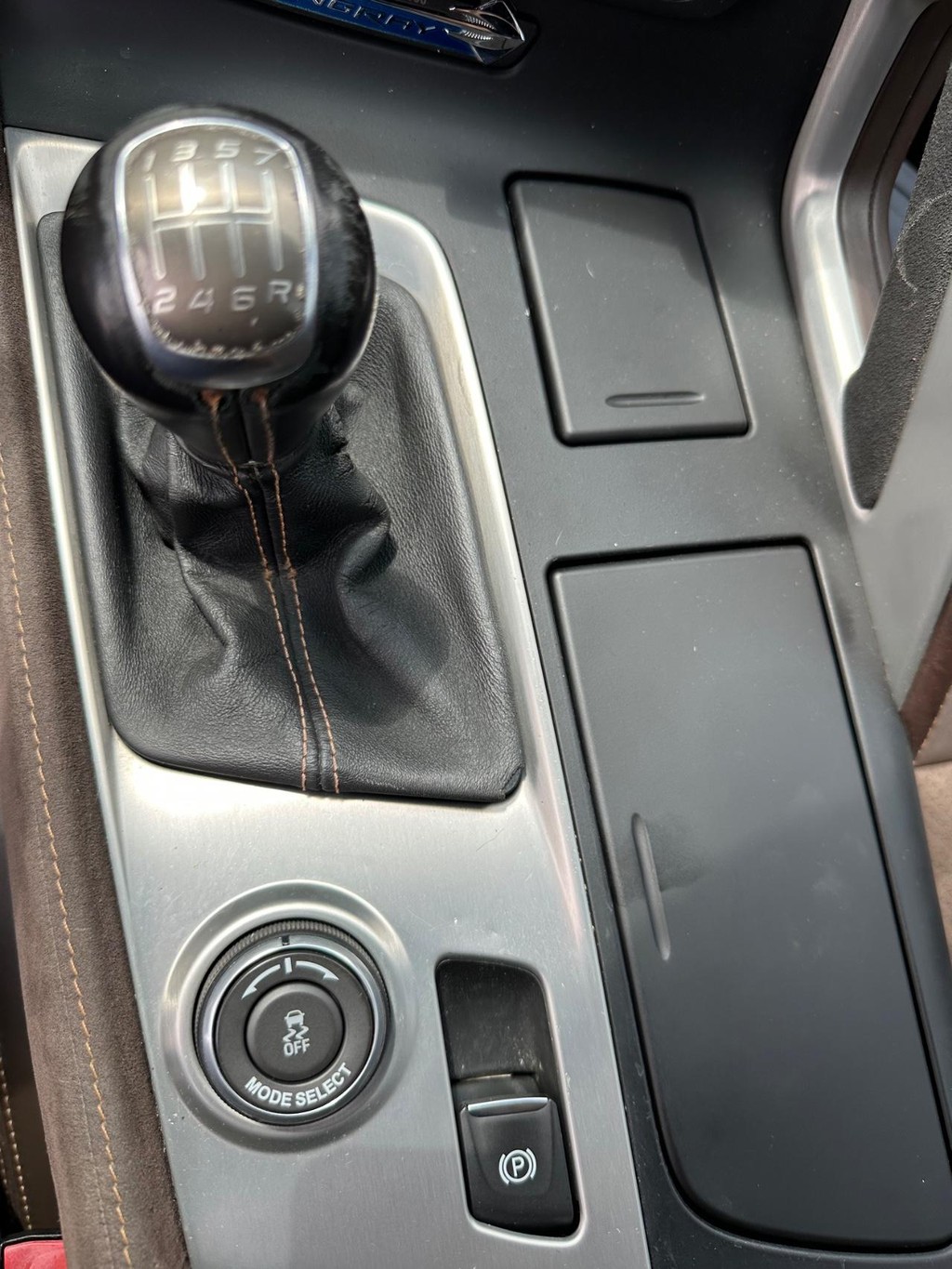 Chevrolet Corvette Stingray Vehicle Full-screen Gallery Image 21