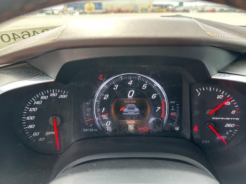 Chevrolet Corvette Stingray Vehicle Full-screen Gallery Image 22