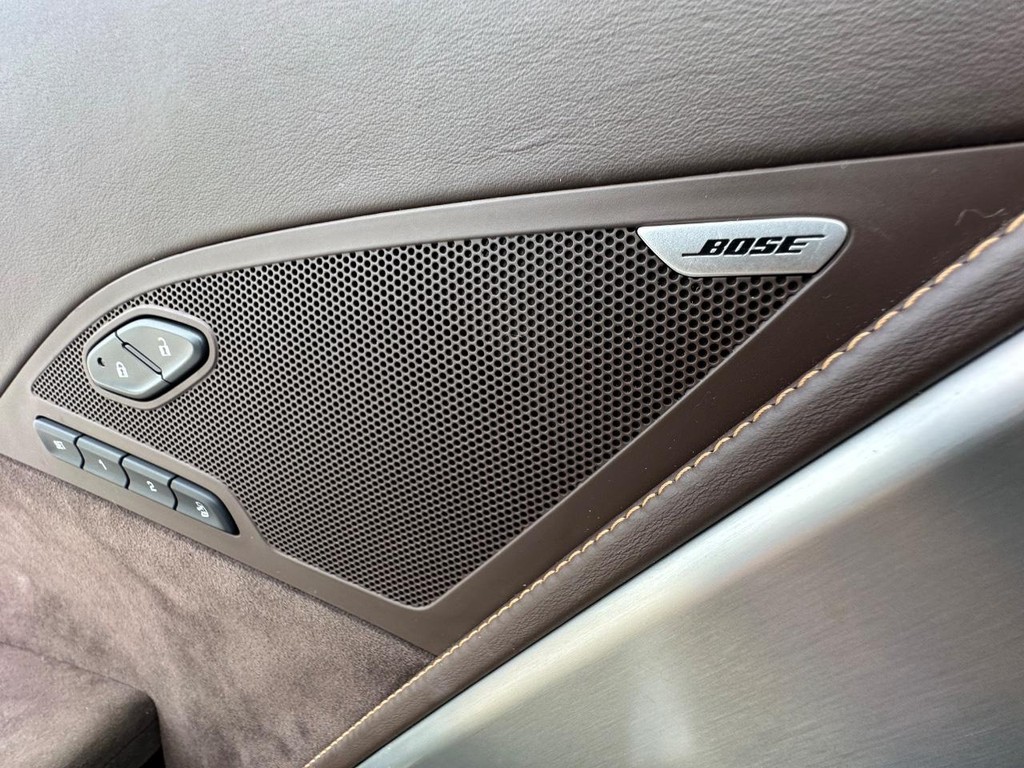 Chevrolet Corvette Stingray Vehicle Full-screen Gallery Image 23