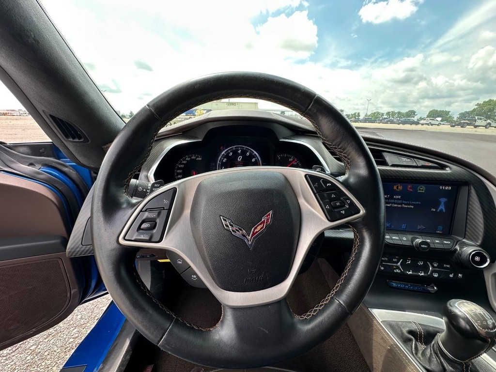 Chevrolet Corvette Stingray Vehicle Full-screen Gallery Image 24